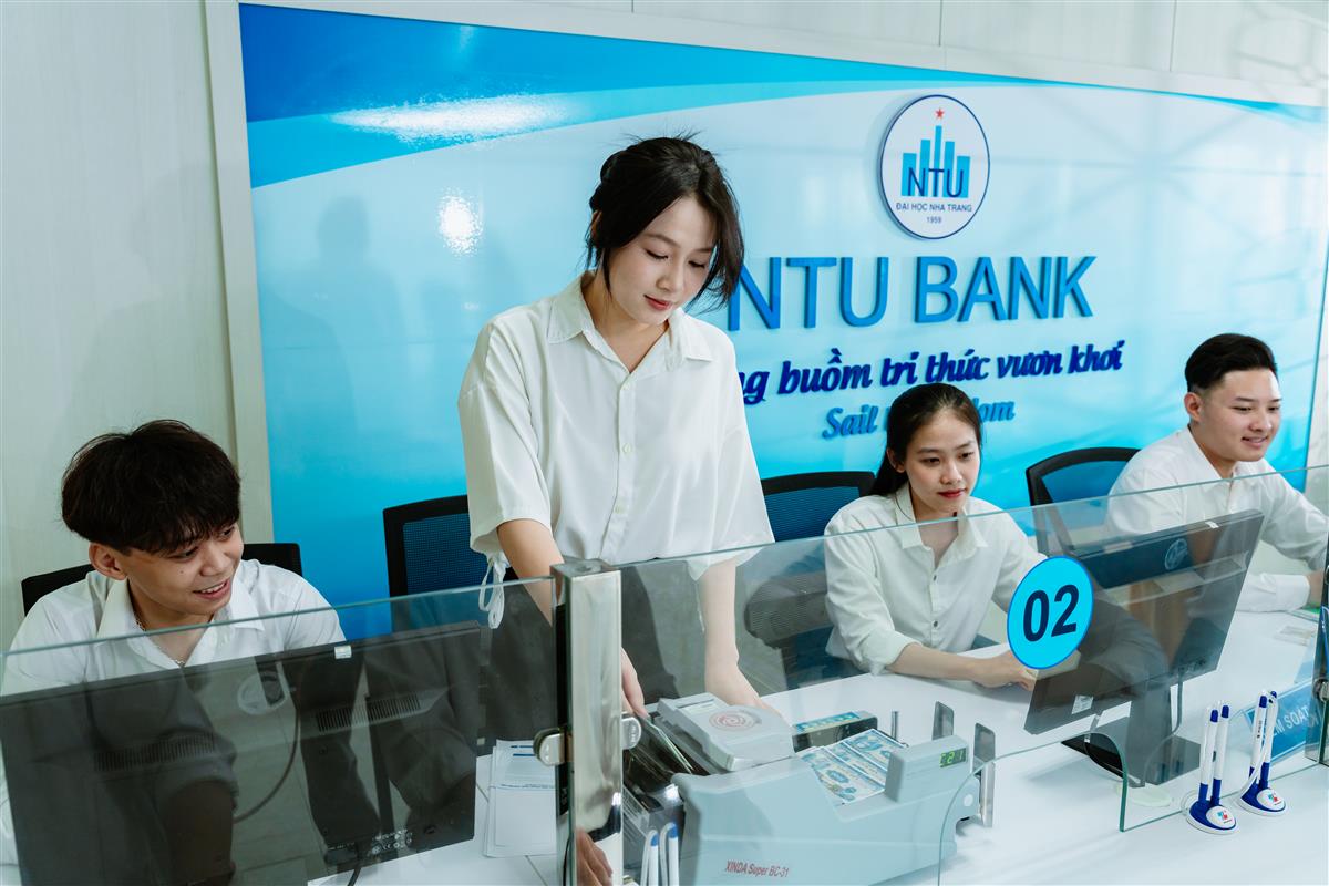 Sinh viên ngành TCNH thực hành trong phòng Corebanking NTU